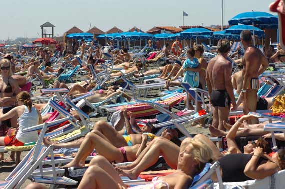 spiaggia affollata